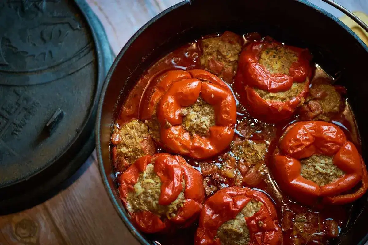Gefüllte Paprikaschoten in einer deftigen Sauce, ein köstliches Paprikaschoten Rezept, das in einem Gusseisentopf geschmort wird.