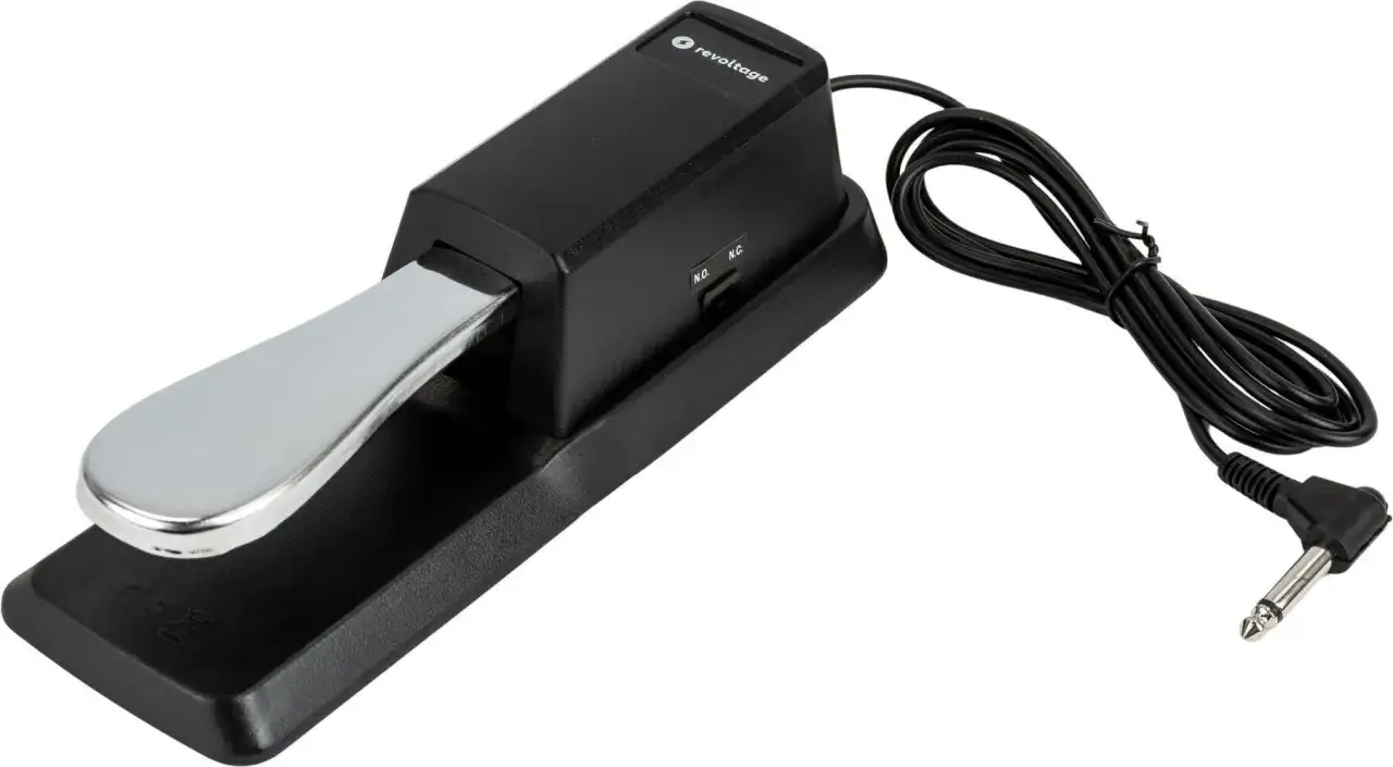 Czarny pedał do keyboardu z metalową nakładką i kablem. Idealny do tworzenia muzyki.