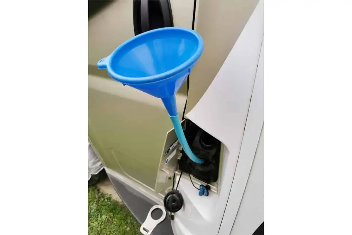 Entonnoir bleu utilisé pour remplir l'AdBlue d'un Fiat Ducato 2.2 Multijet 140 CV.