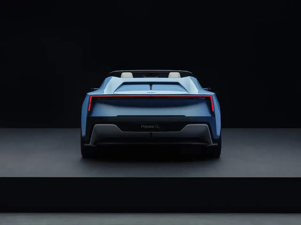 Blå Polestar 6 cabriolet sedd bakifrån, med sina karaktäristiska bakljus och texten