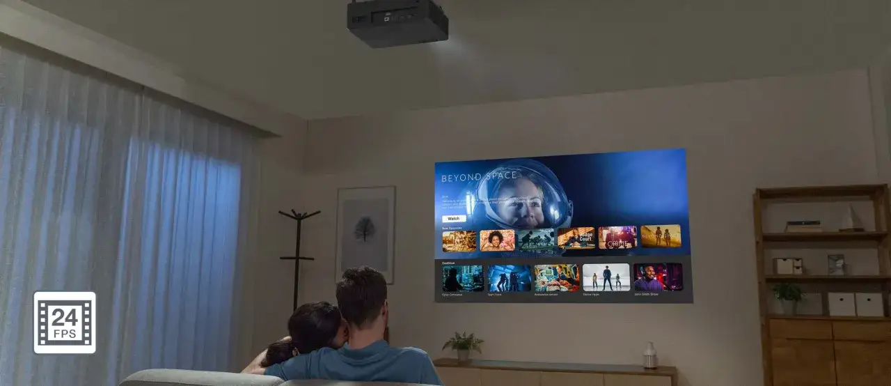 Para domowy seans, jaki projektor do domu? Para ogląda film na ścianie, wyświetlany przez projektor sufitowy.