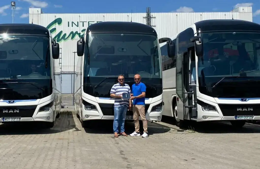 różne typy autobusów w Polsce (miejski, turystyczny, międzymiastowy)