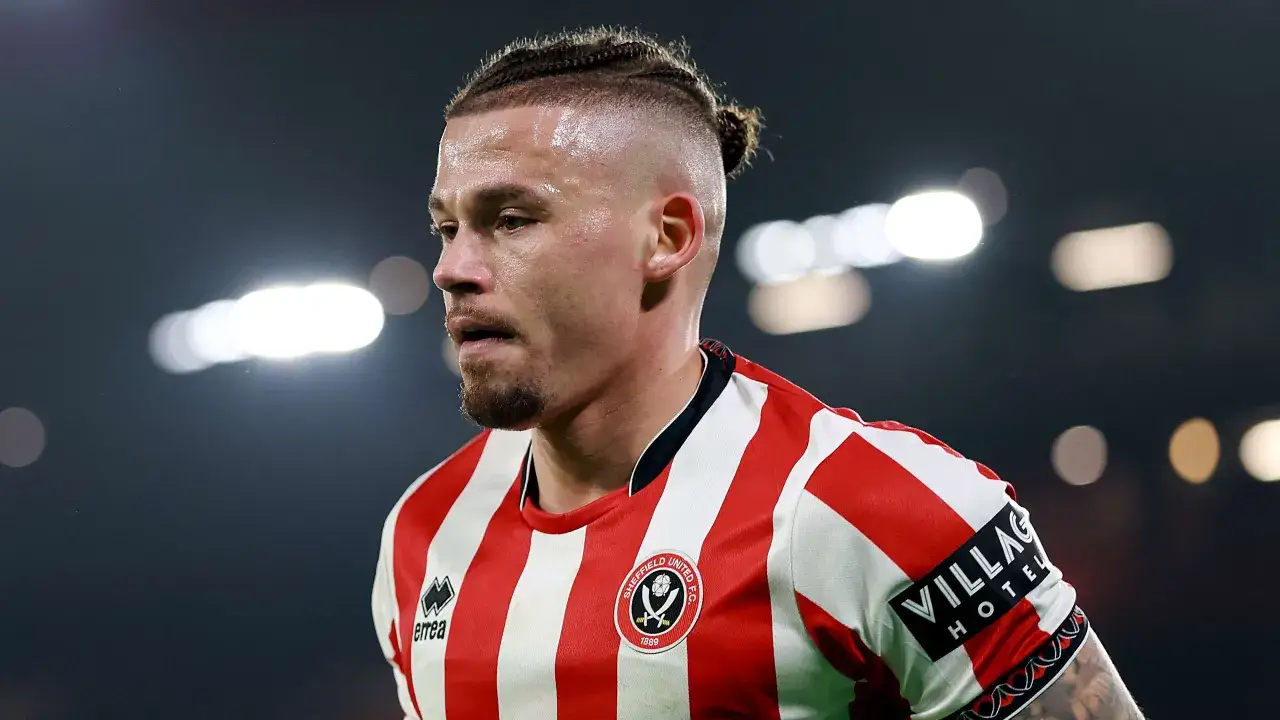 Kalvin Phillips, con su caracter&iacute;stico peinado, luce la camiseta a rayas rojas y blancas del Sheffield United, con el escudo del club visible.
