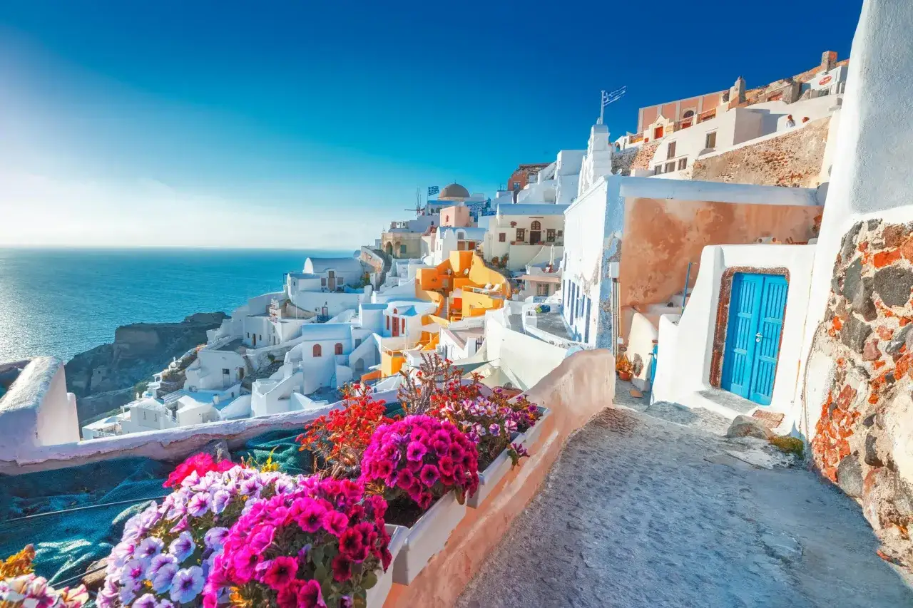 Santorini, Grecja, gdzie na wakacje? Białe domki, niebieskie drzwi i morze. Idealne miejsce na odpoczynek.