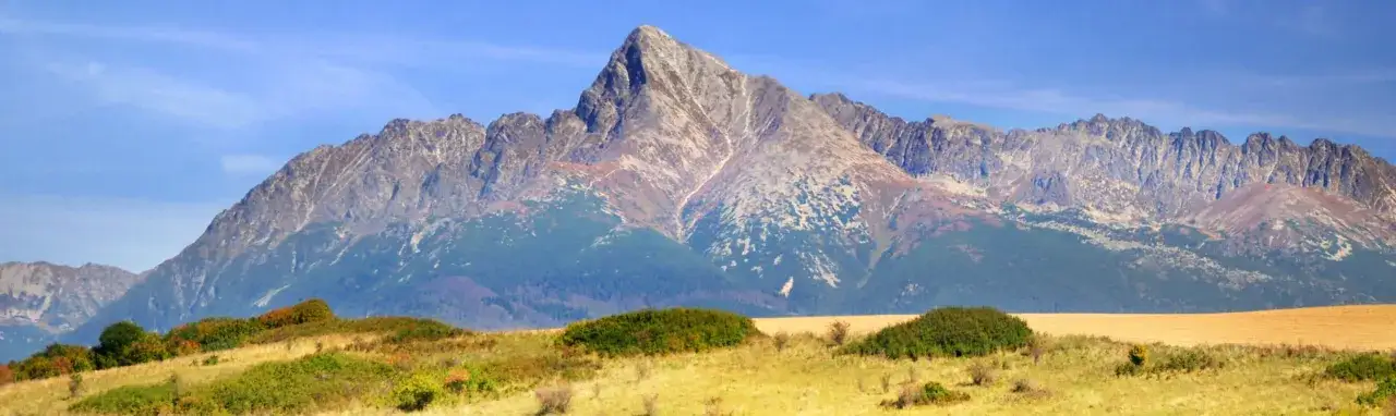 Majestatyczny szczyt w Tatrach 2494 m góruje nad jesiennym krajobrazem.