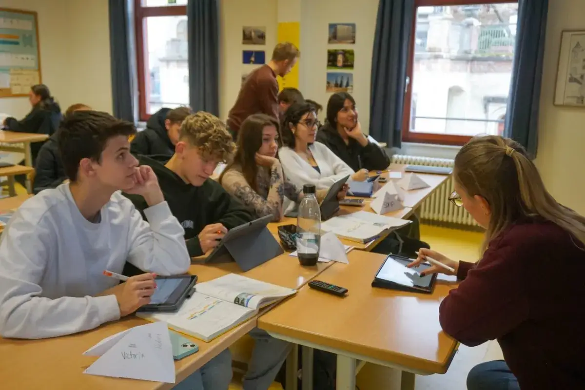 Sch&uuml;ler lernen in einem Klassenzimmer mit Tablets. Vielleicht ist dies der erste Schritt, um zu verstehen, wie wird man Berufsschullehrer.