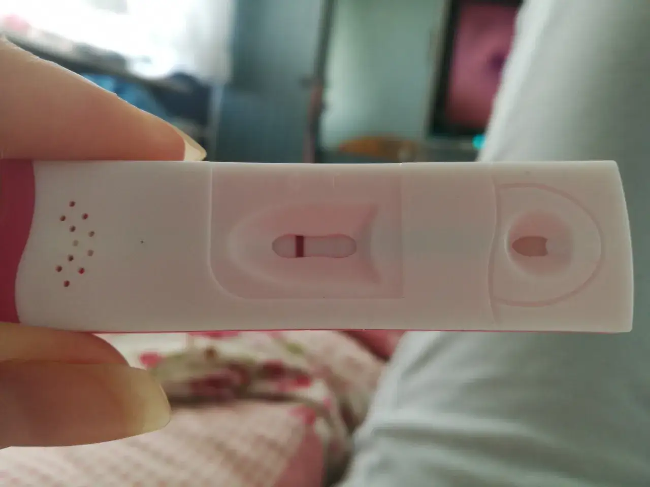 Blada kreska na teście ciążowym, która może oznaczać początek nowego rozdziału.