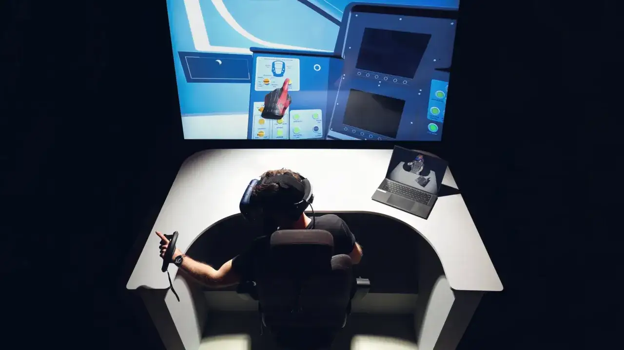 Uomo con visore VR interagisce con un pannello di controllo virtuale, esplorando il **significato** di **onlife** in un'esperienza immersiva.