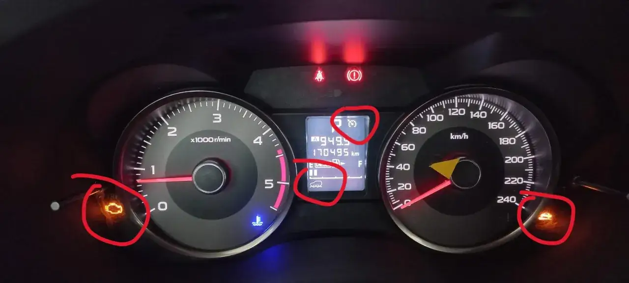 Armaturenbrett mit leuchtenden Warnlampen: Motor, Tempomat und Airbag. Der Tempomat funktioniert nicht.