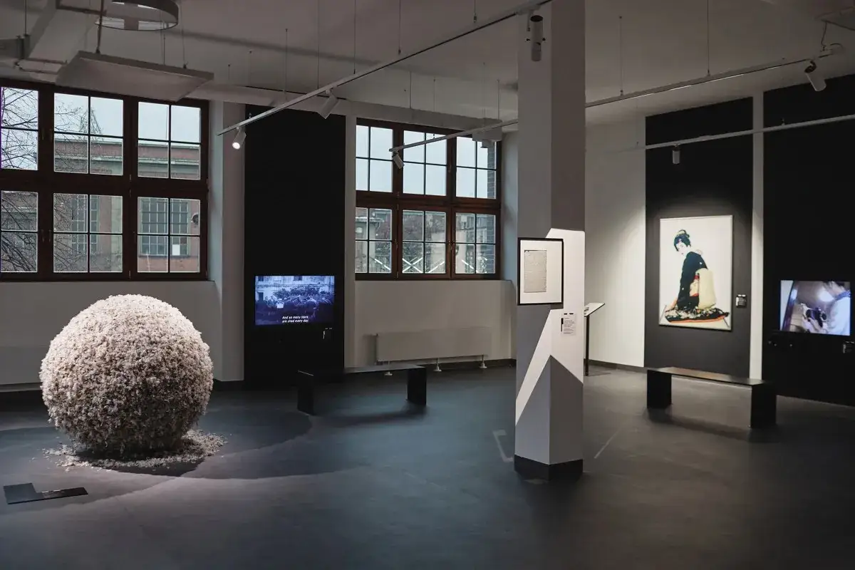 W muzeum sztuki współczesnej Gdańsk: instalacja z puchu, obraz gejszy i ekrany z filmami.