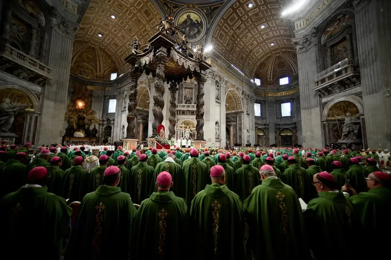 Wielu biskupów w zielonych szatach i różowych piuskach zgromadzonych w Bazylice św. Piotra. To obraz z synodu, który wyjaśnia, synod co to jest.