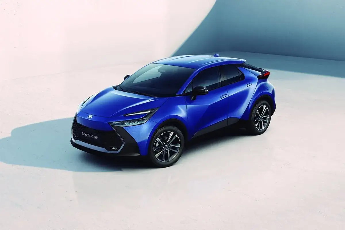 El nuevo Toyota C-HR 2026 en azul el&eacute;ctrico, con su dise&ntilde;o futurista y l&iacute;neas aerodin&aacute;micas, listo para conquistar las calles.