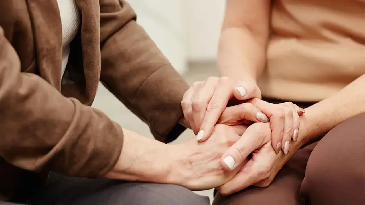 Mani che si stringono, un gesto di conforto per chi sente che la depressione mi sta uccidendo. Speranza e sostegno.