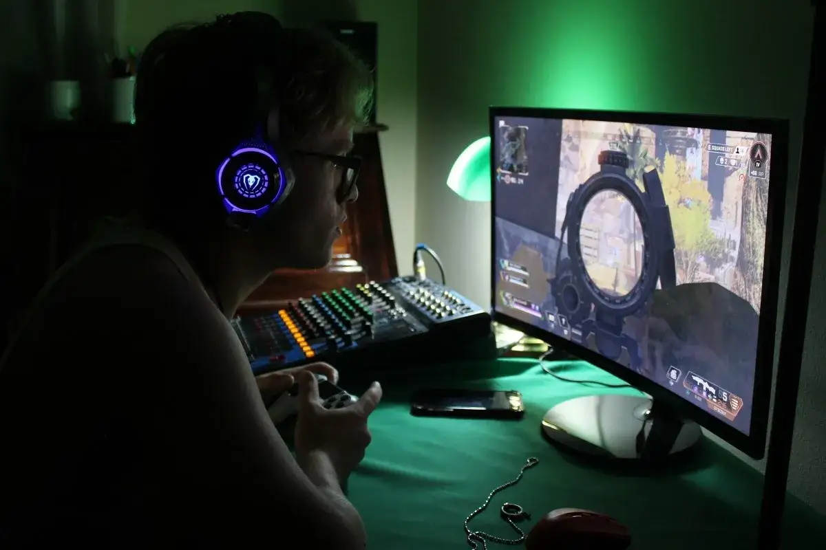 monitor gamingowy do 1000 zł, gracz przed monitorem