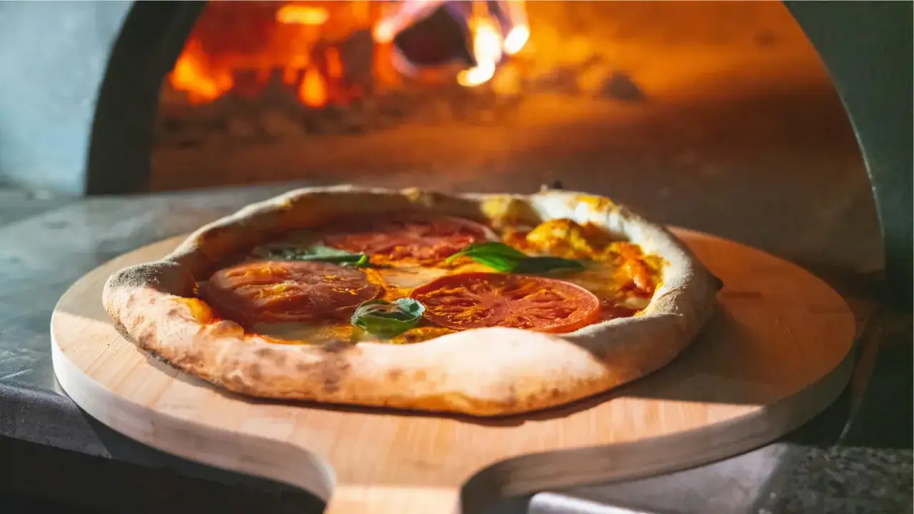 idealna pizza domowa na drewnianej łopacie