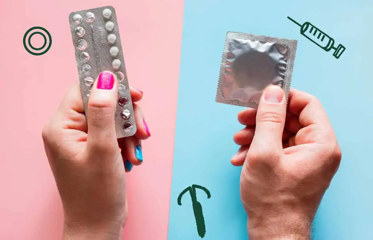 Manos sostienen m&eacute;todos anticonceptivos: pastillas, un preservativo, un DIU y una jeringa.