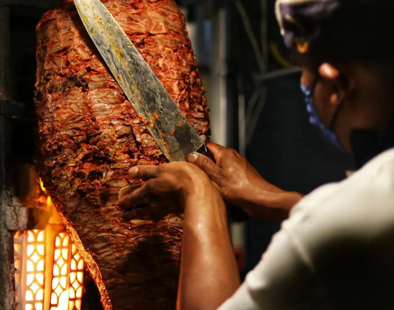 Prawdziwy kebab doner płaty mięsa na rożnie