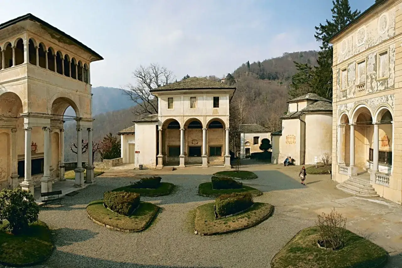 Cortile del Sacro Monte di Orta San Giulio, cosa vedere: portici, giardini curati e architetture storiche immerse nel verde.