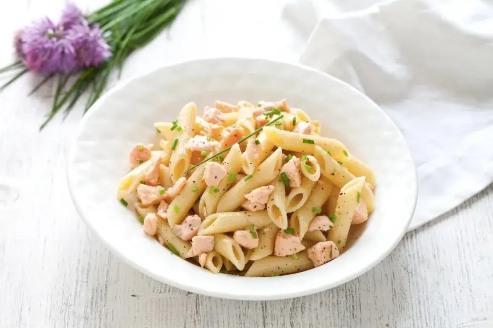 Pasta panna e salmone impiattata