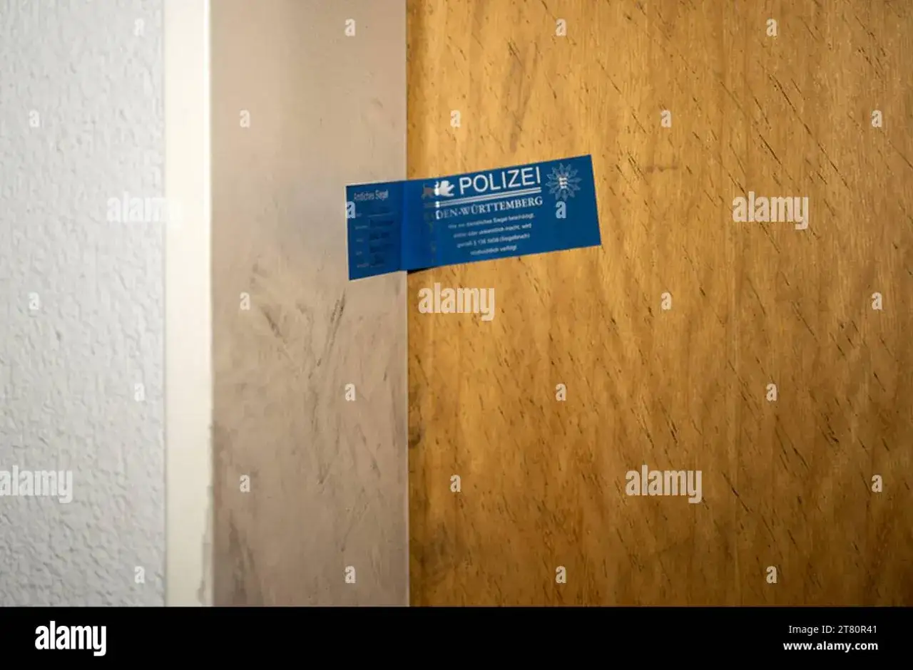 Blaues Siegel der Polizei Baden-Württemberg an einer Tür. Es gibt keine Information, wie lange eine Wohnung versiegelt bleibt.