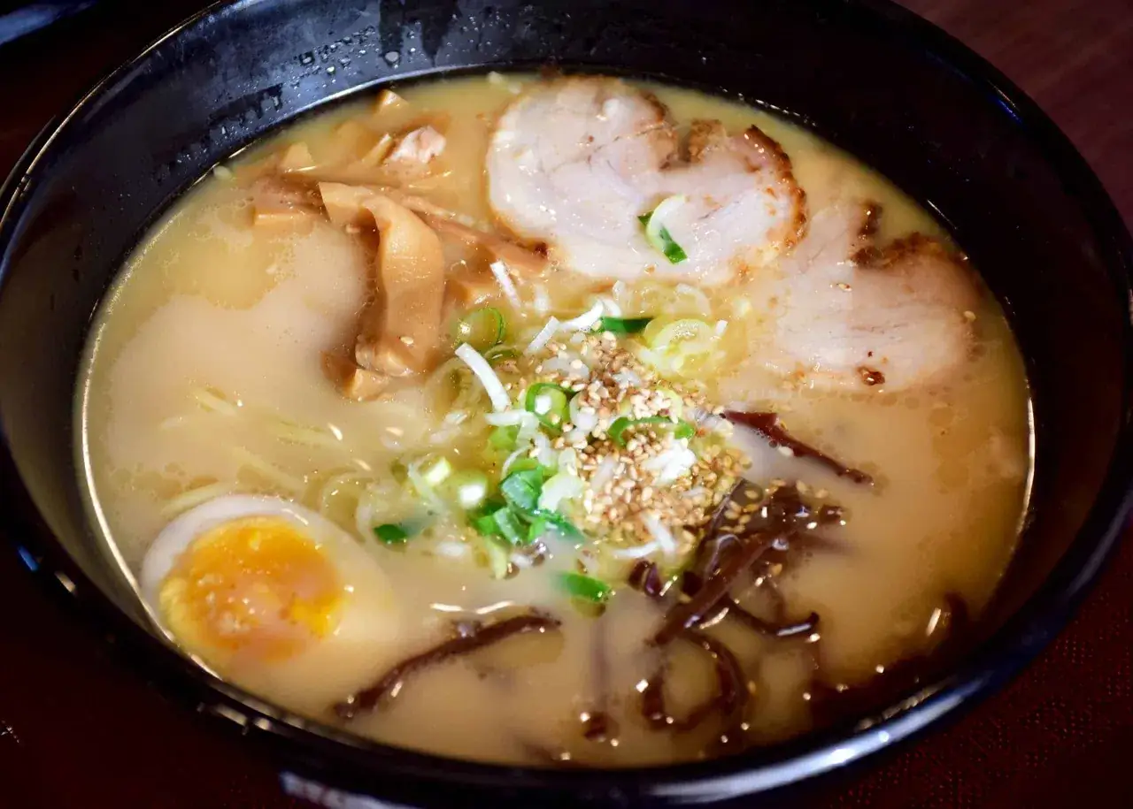 Aksamitny bulion, makaron, jajko na pół, pędy bambusa i plasterki chashu - pyszny ramen z boczkiem.