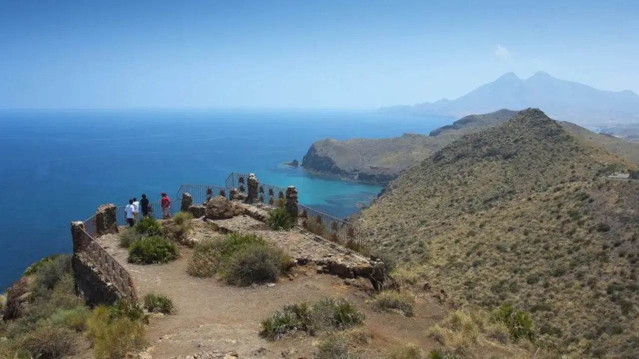 Mirador con vistas al mar azul y montañas. Ideal para saber qué ver en San José, Almería, y disfrutar del paisaje.