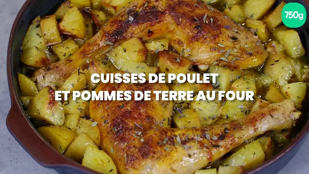 Cuisse de poulet dorée et pommes de terre rôties, un plat savoureux prêt à être dégusté.