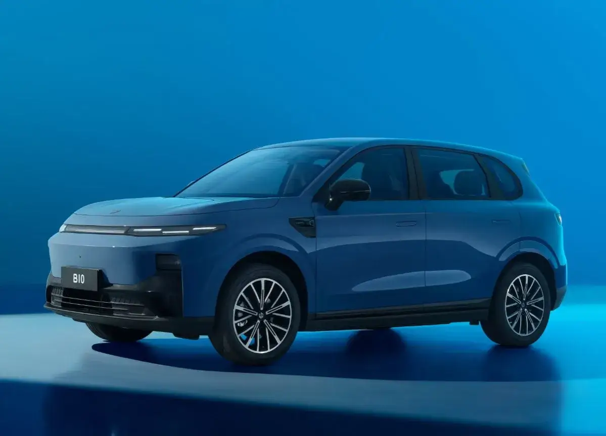 Leapmotor B10 REEV, un SUV elettrico blu con un design moderno e fari a LED sottili, pronto per il futuro della mobilità.