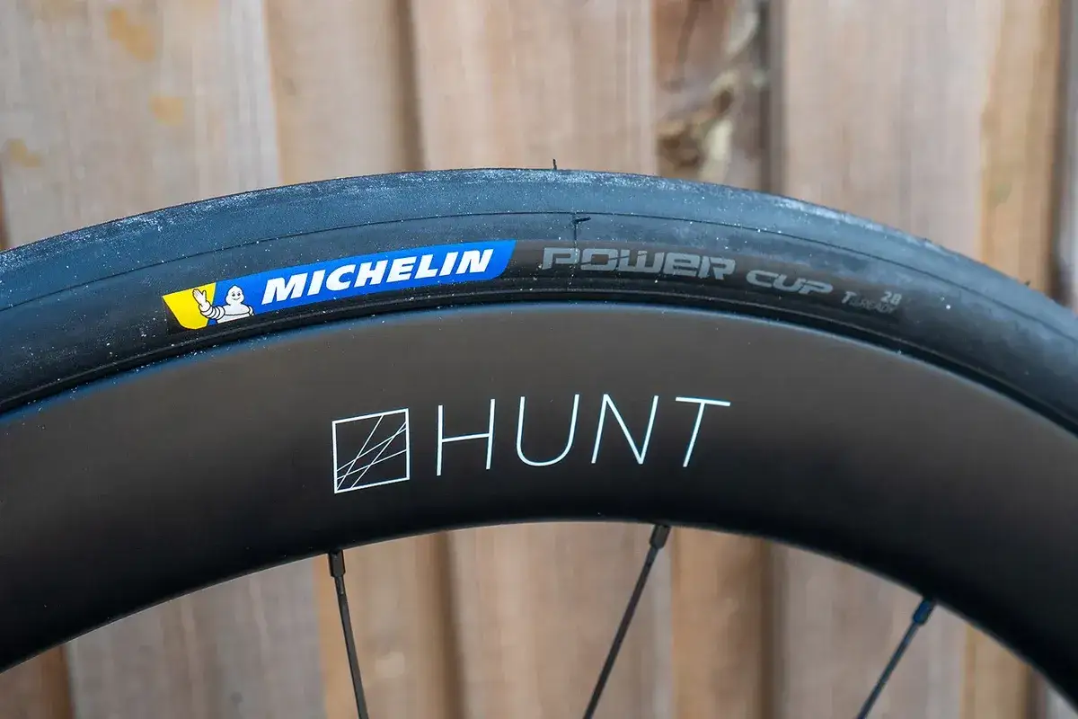 Koło rowerowe Hunt z oponą Michelin Power Cup 28mm – jedne z najlepszych opon szosowych dla maksymalnej przyczepności i prędkości.