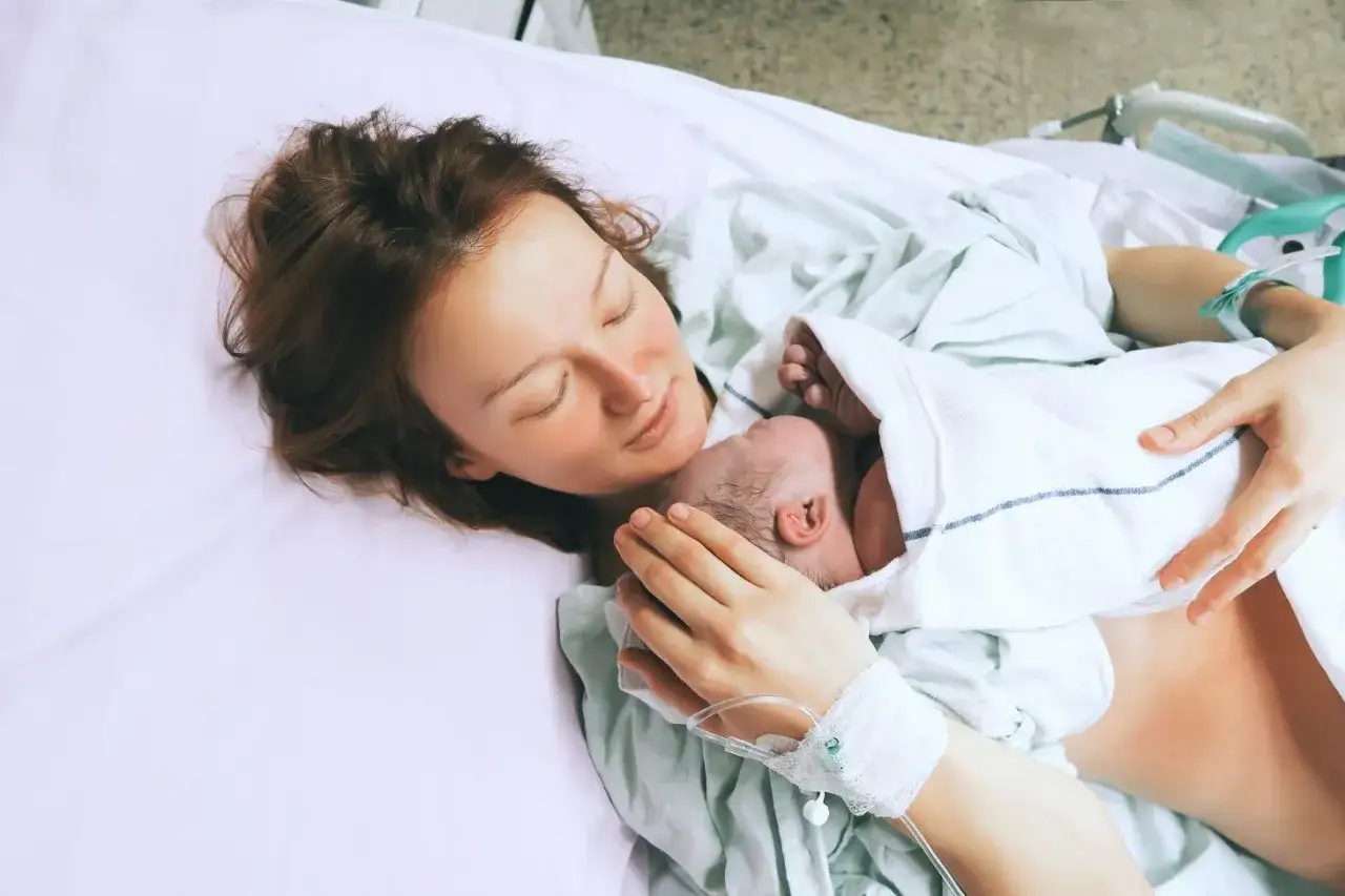 Mama tuli dziecko na ręce w 39 tygodniu ciąży. Czułe spojrzenie i pierwsze chwile razem.