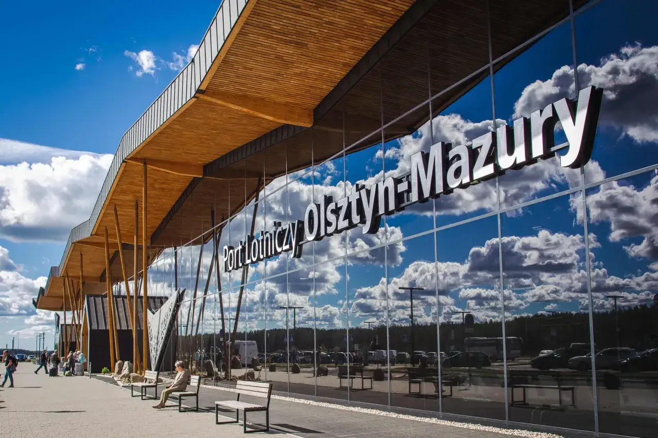 Port Lotniczy Olsztyn-Mazury. Marzysz o lotach do Krakowa? To nowoczesne lotnisko z piękną architekturą jest Twoim punktem startowym.