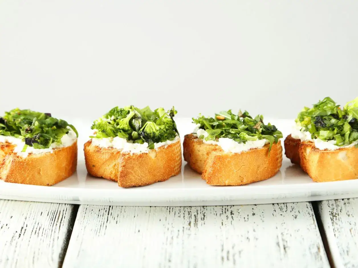 Bruschette con ricotta di mucca e verdure. Un'opzione gustosa e leggera, con attenzione al colesterolo.