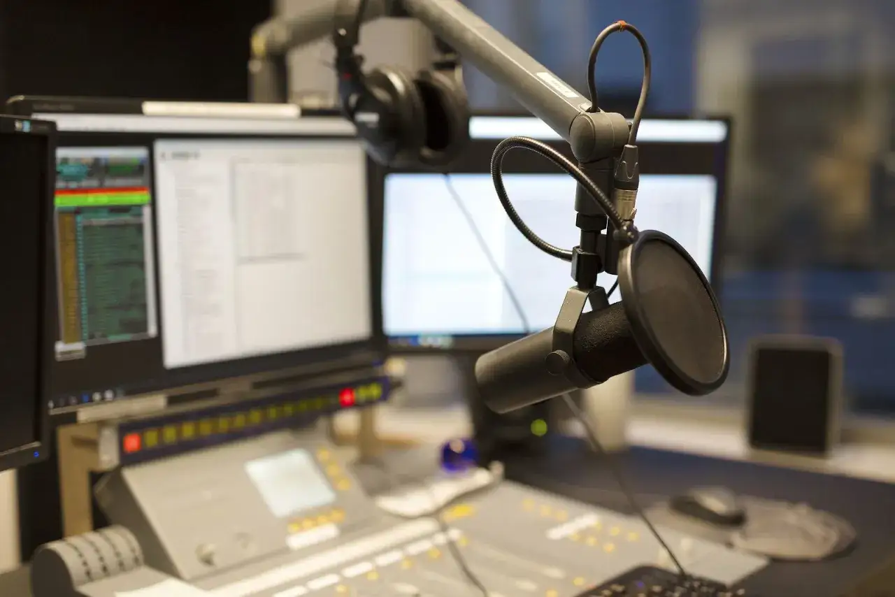 Estudio de radio listo para emitir. Micrófono, auriculares y consolas preparadas para la mejor musica para radio.