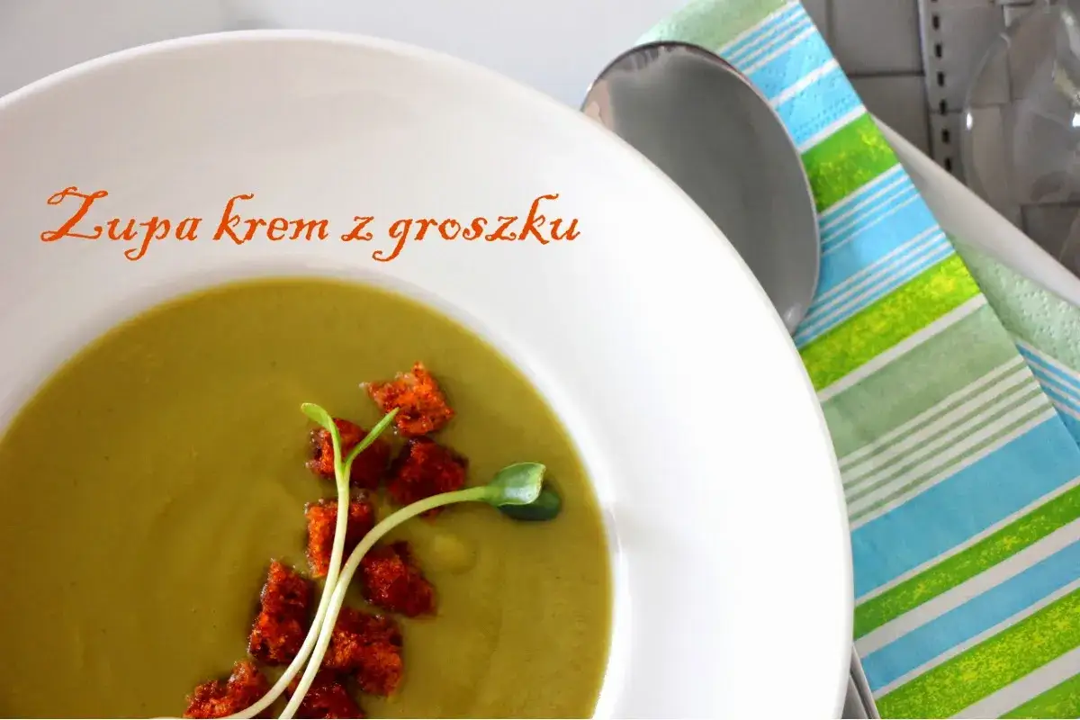 Aksamitna zupa krem z groszku, udekorowana chrupiącymi grzankami i kiełkami. Idealna na lekki posiłek.