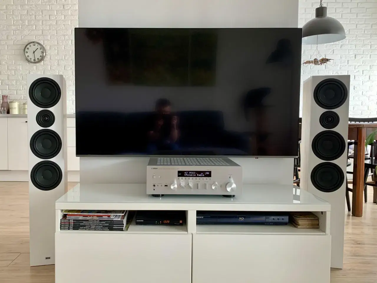 Yamaha R-N803D z polskim radiem i kolumnami Heco. Idealny zestaw do słuchania muzyki.