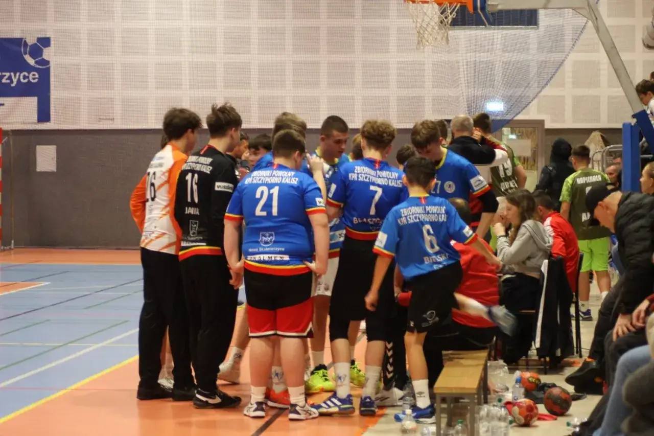 Drużyna KPR Szczyprno Kalisz w hali sportowej. Czy to właśnie od nich wzięła się nazwa