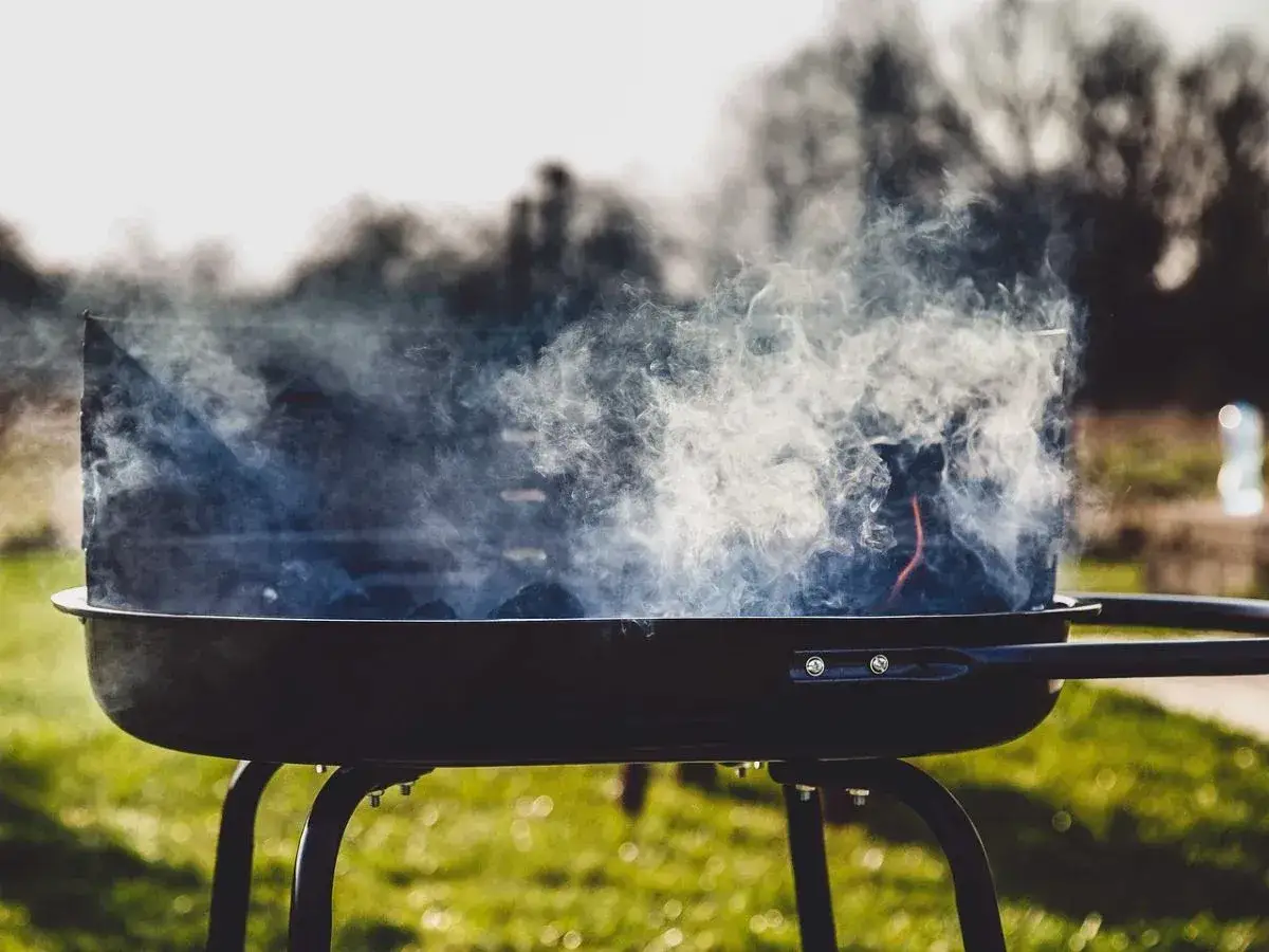 Grill dymi, węgiel się żarzy. Czas dowiedzieć się, jak rozpalic grilla i cieszyć się smakiem lata.