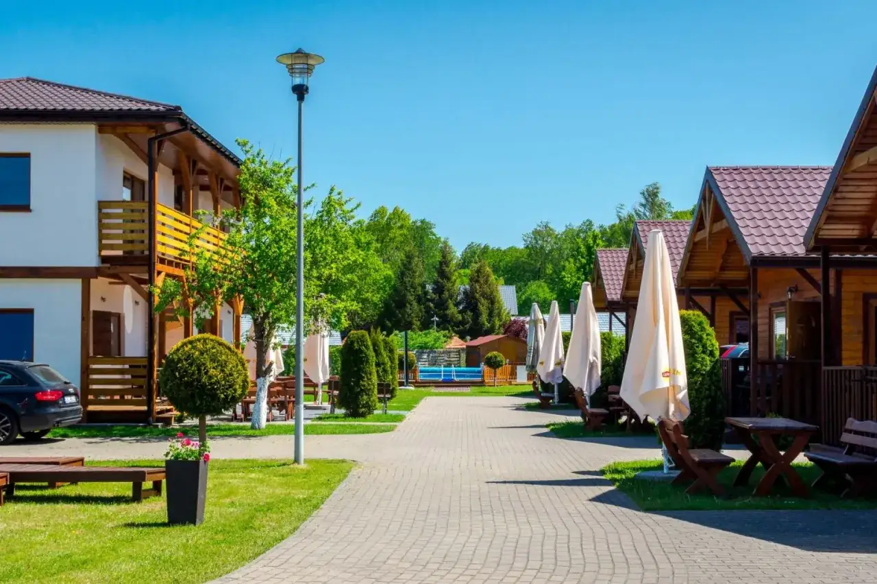 Domki, pokoje i apartamenty w Dąbkach nad laguną. Noclegi w urokliwym ośrodku z basenem i zielenią.