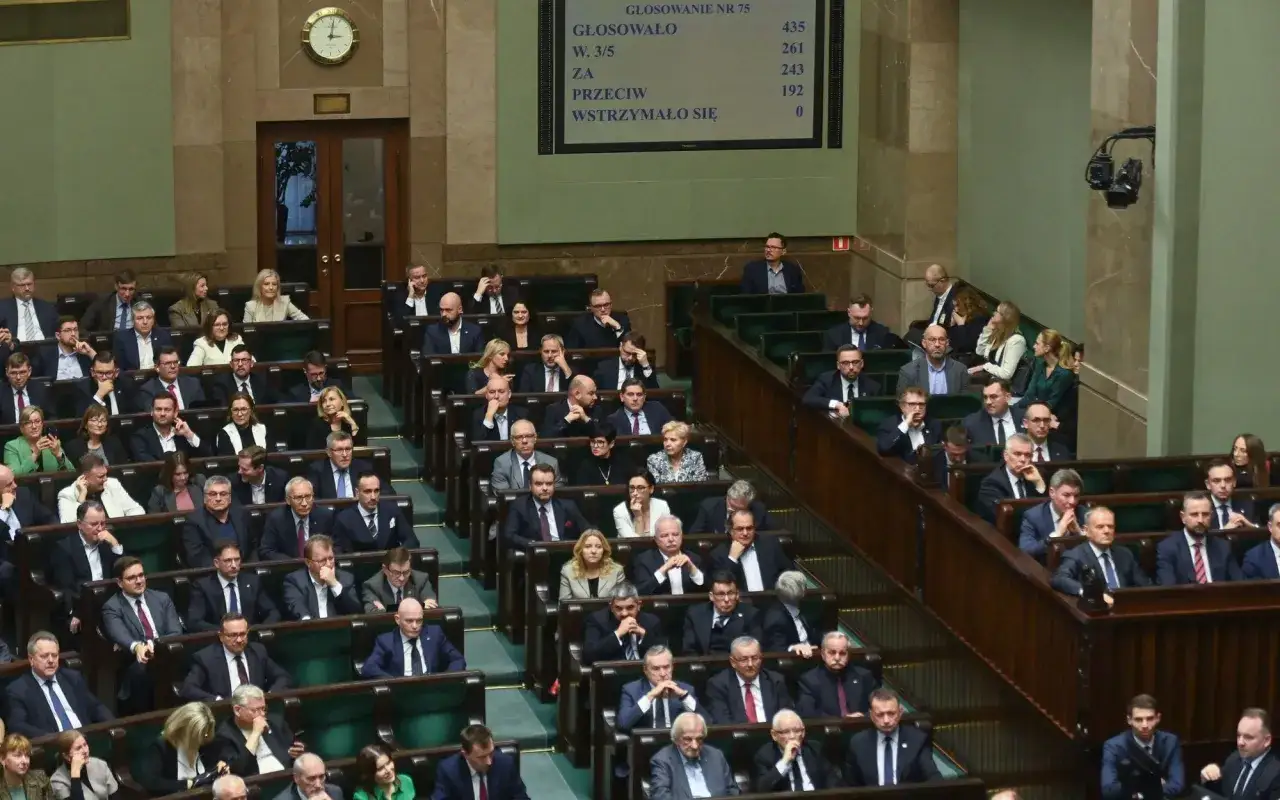 Posłowie w Sejmie głosują. Wynik głosowania nr 75, gdzie odrzucenie weta prezydenta było kluczowe, pokazuje 243 głosy