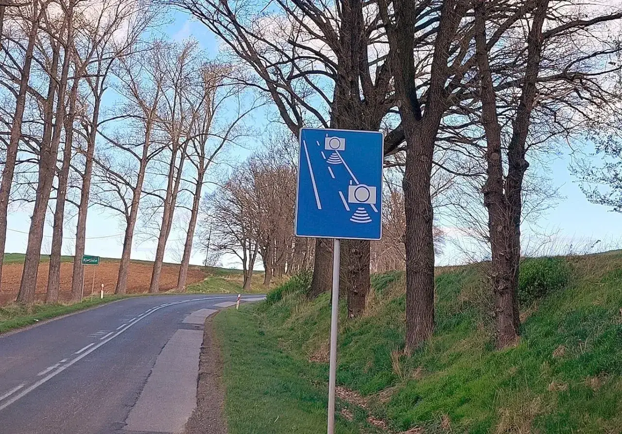 Znak informuje o odcinkowym pomiarze prędkości. Uważaj na drodze, bo kamery czuwają!