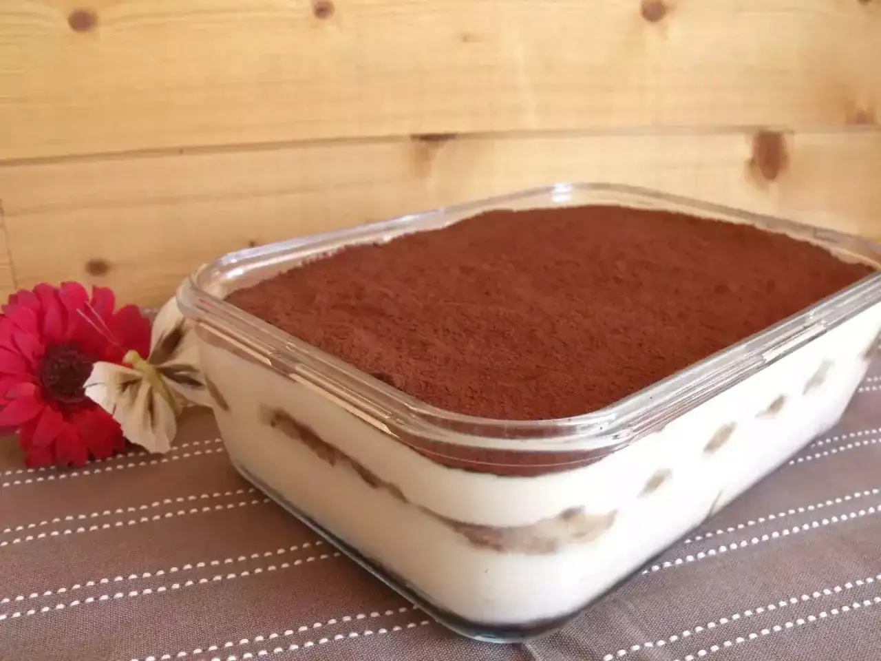 Un délicieux tiramisu fait maison, prêt à être dégusté. Ce dessert crémeux, préparé avec 500g de mascarpone, est saupoudré de cacao.