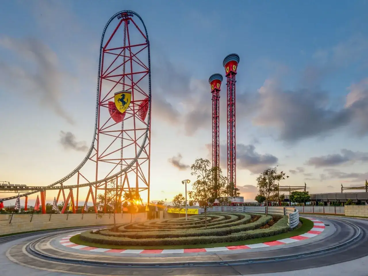 Najszybszy rollercoaster w Europie, Ferrari World Abu Dhabi, zdominował krajobraz z wieżami i torami wyścigowymi.