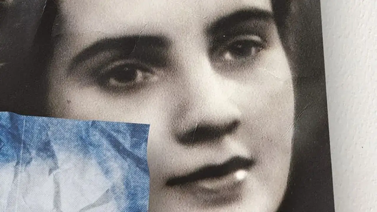 N&auml;rbild p&aring; Gunilla Boethius ansikte, en del av en gammal bild med en bl&aring; tygbit &ouml;ver.