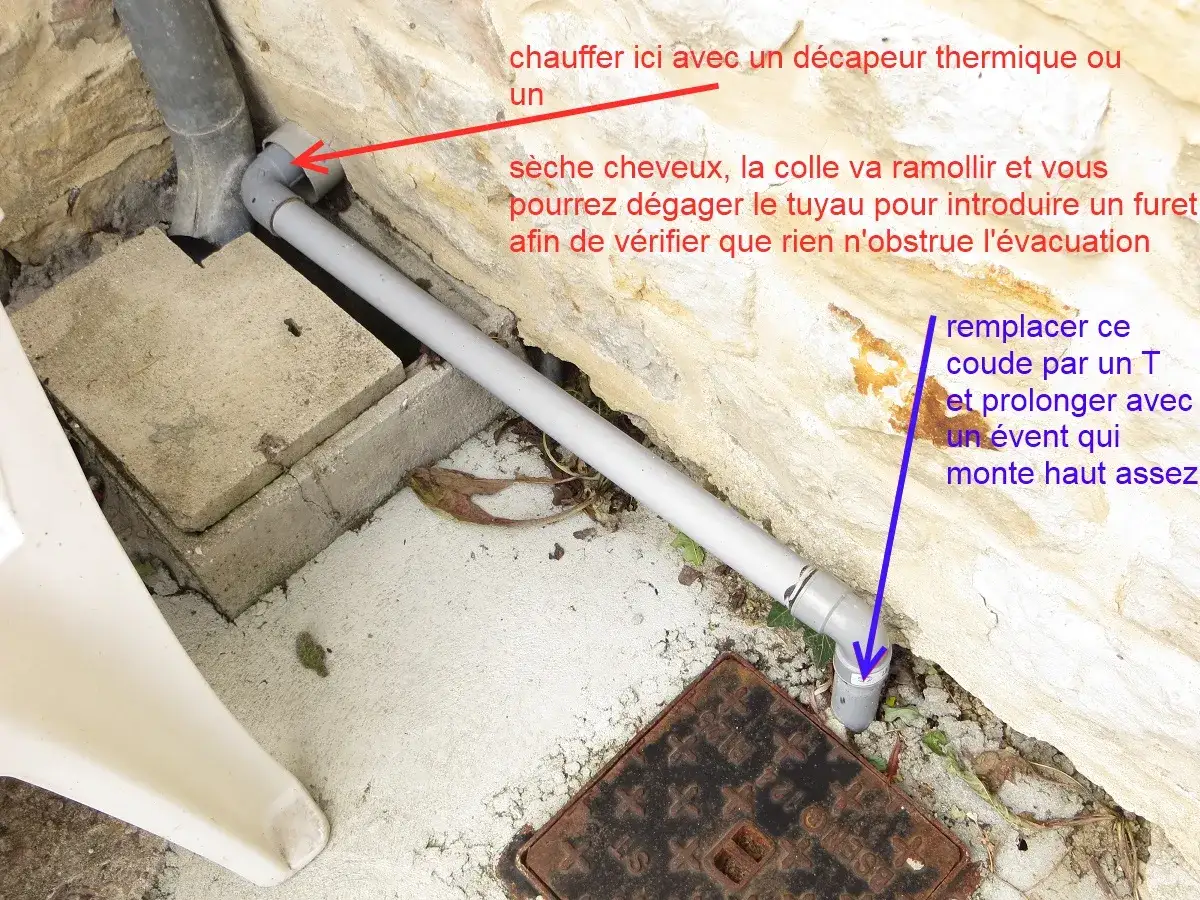 Tuyau d'&eacute;vacuation de douche, peut-&ecirc;tre la cause de l'odeur canalisation douche. Des instructions indiquent comment le d&eacute;gager et le modifier.