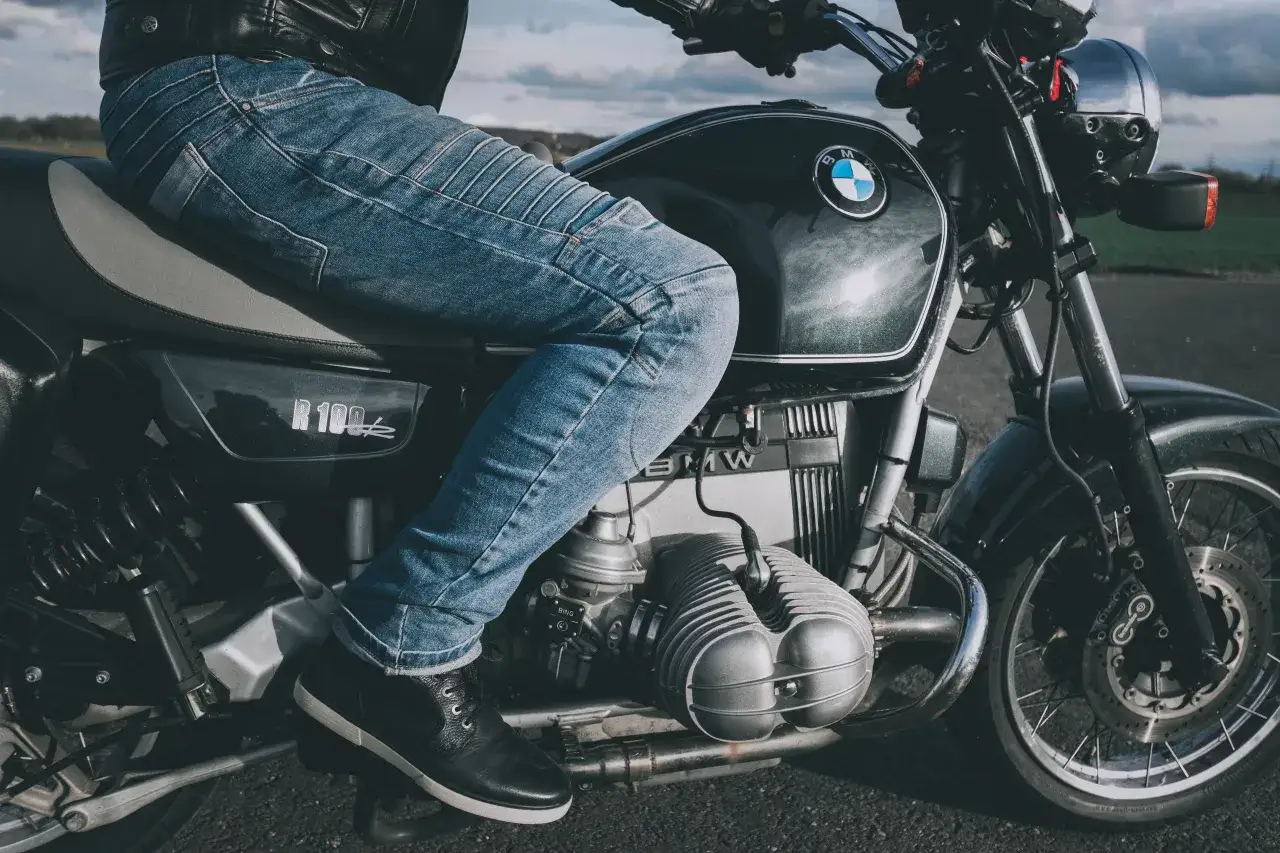 Verschiedene Typen Motorradhosen Herren (Leder, Textil, Jeans)