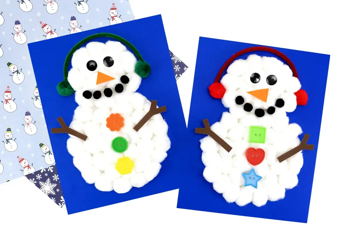 Zwei niedliche Schneem&auml;nner aus Wattepads mit Knopfaugen und bunten Kn&ouml;pfen als Bauchschmuck.
