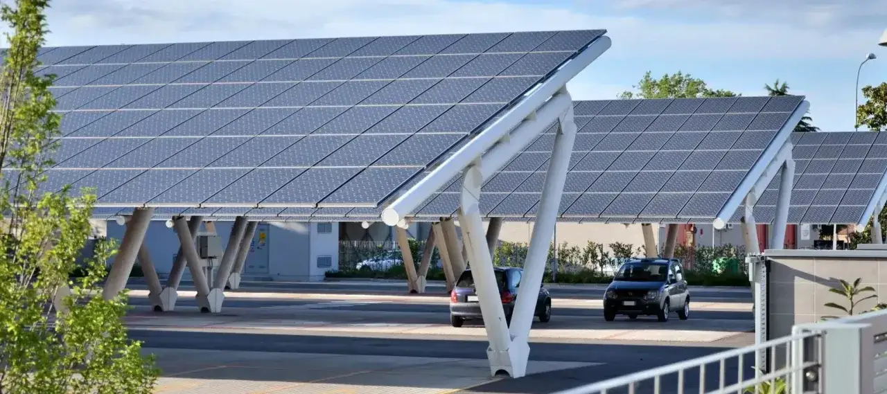 Ombrages solaires sur un parking, une loi aper pour un avenir durable. Deux voitures stationn&eacute;es sous les panneaux.