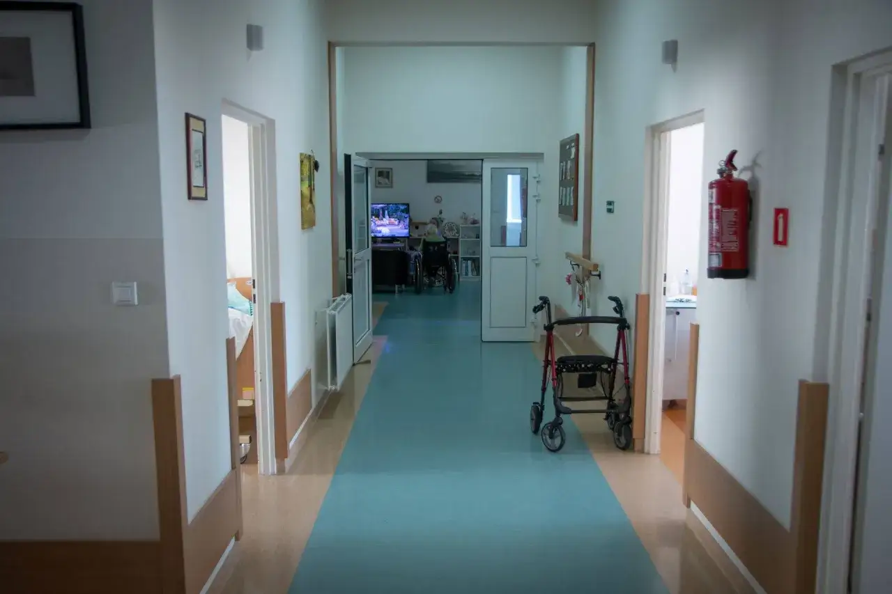 Wnętrze zakładu pielęgnacyjno-opiekuńczego opieka nad seniorem