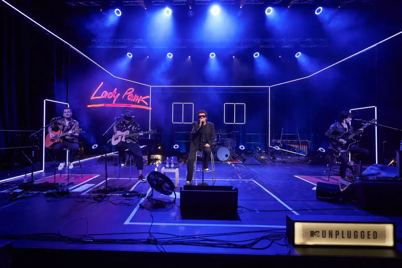 Zespół Lady Pank gra swoje utwory na scenie MTV Unplugged.