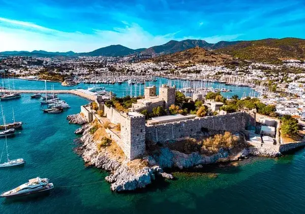 słoneczna panorama portu w Bodrum z zamkiem w tle